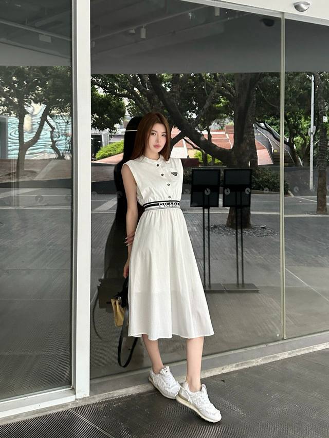 Prada普拉达定制字母三角标定制纽扣定制织带立领无袖连衣裙 款号：25670706116 颜色：白色 黑色 尺码：Sml S码80-95斤 M码95-110斤