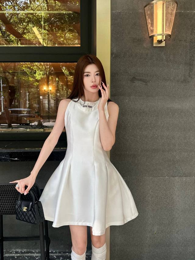 Miumiu缪缪字母刺绣拉链背心裙连衣裙 款号：25670706085 颜色：白色 尺码：Sml S码80-95斤 M码95-110斤 L码110-125斤