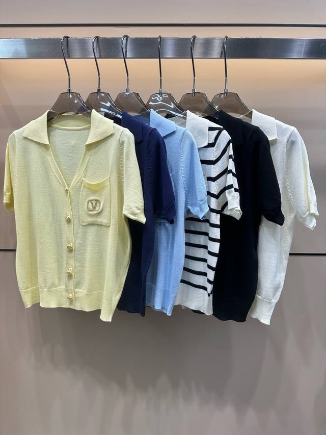 Valentino华伦天奴口袋V字Logo金线刺绣翻领针织短袖 款号：25670106242 颜色：黄色 藏蓝 天蓝 条纹 黑色 白色 尺码：均码 80-125