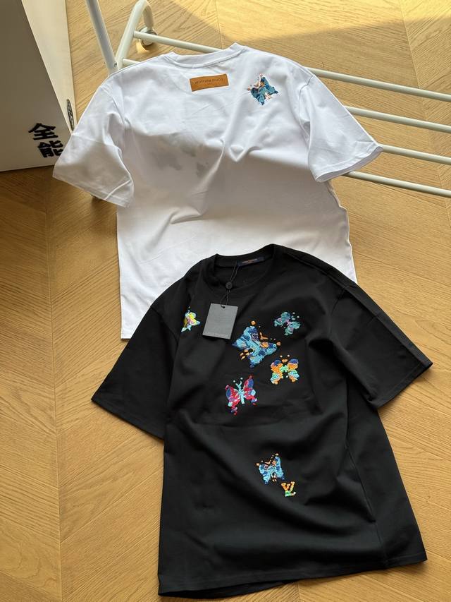 供 Louisvuitto Lv 彩色蝴蝶刺绣 休闲圆领套头短袖T恤 男女同款 黑色 白色 Xs~L 顶级版本，原版260G双纱面料，预缩处理，亲肤舒适，垂坠有