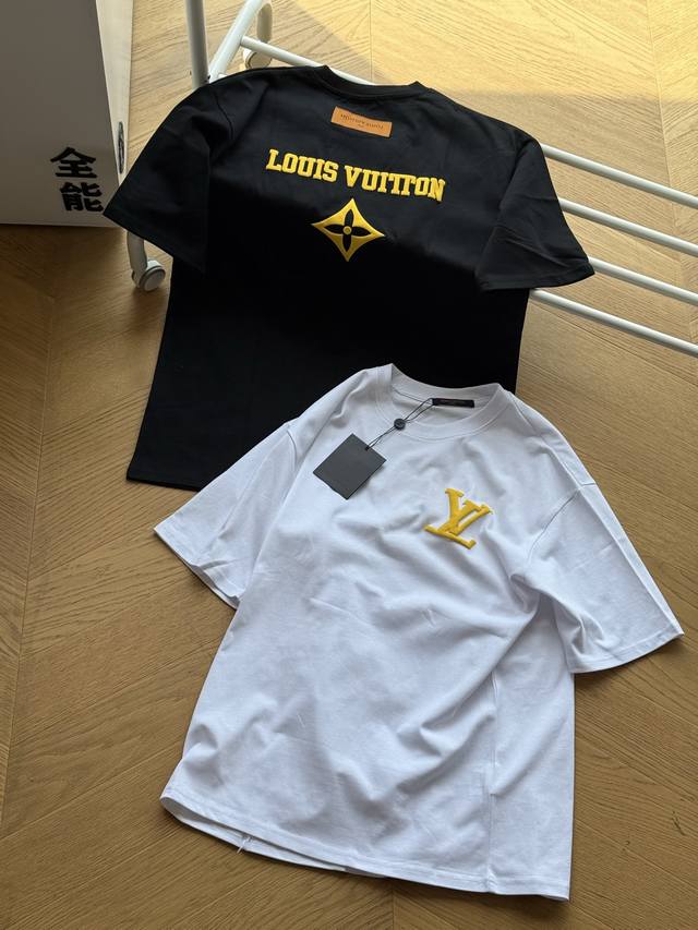 供 Louisvuitto Lv 立体发泡印花 休闲圆领套头短袖T恤 男女同款 黑色 白色 Xs~L 顶级版本，原版260G双纱面料，预缩处理，亲肤舒适，垂坠有