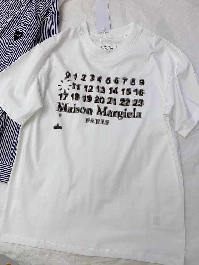 25夏款 发120 好货上新 公司级Mm6 Maison Margiela 马吉拉 2025Ss 马赛克日历重构短袖T恤 ▌ 工艺体系 │ G双纱长绒棉胚 │