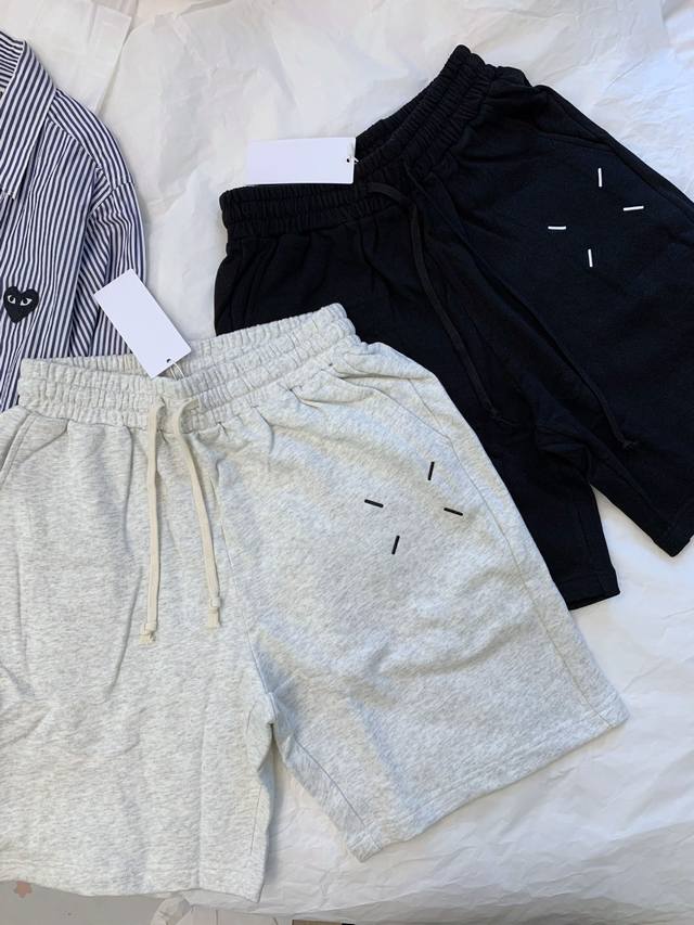 25夏款 发 好货上新 顶级版本 Maison Margiela Mm6 马吉拉四角标数字前后刺绣Logo机能复古高街情侣重磅纯棉毛圈短裤五分裤 男女同款 面料