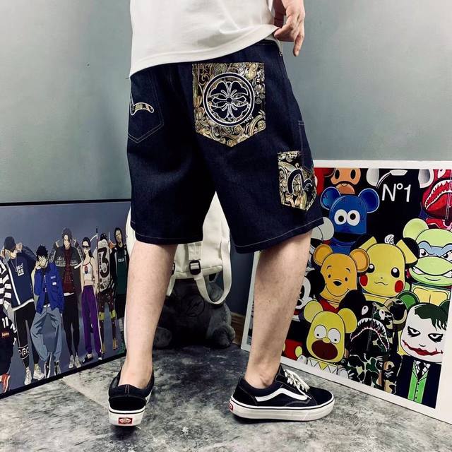 Evisu福神重工刺绣经典大M印花休闲牛仔短裤 男女同款 福神独有的M标志已经成为一个文化的符号 刻入对潮流极致追求的年轻人心中 此款短裤在休闲风格的基上打造升