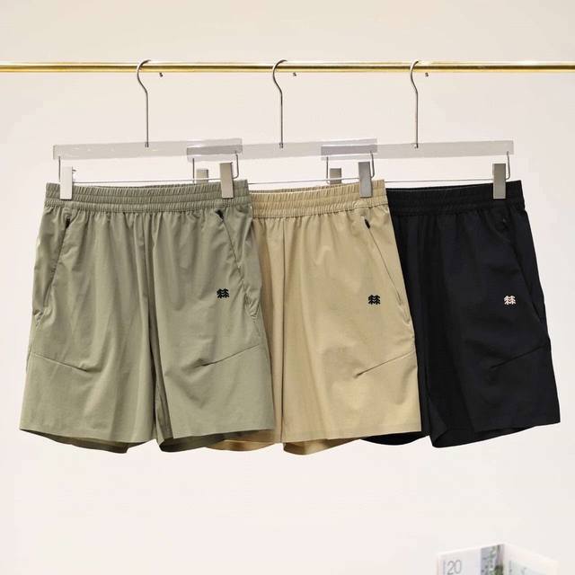 Kolon Sport可隆运动户外短裤 定制冷感面料 男子速干运动拼接短裤 采用Schematech冷感纱线面料，透气性强，适合各种环境，跑步时方便排汗，舒适质