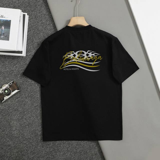 高品质巴黎世家2025早春最新系列！胸前印花Logo大牌感十足！高端大气完美演绎，经典圆领不挑人版型上身巨显瘦 面料采用230克纯棉面料，保证舒适性同时透气冰爽
