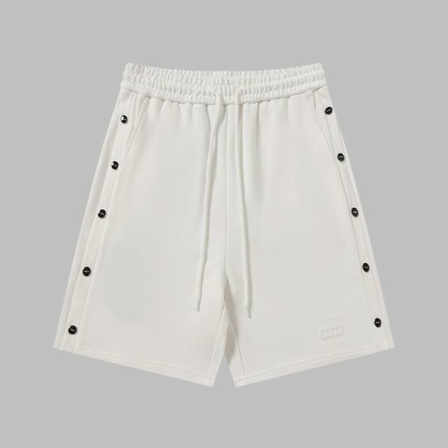 上新 高品质25304# Goodbrand 排扣短裤 采用高织高密牛肚面料，380克纯棉毛圈材质，经典 Logo排扣 不经意间提升了整体的精致感，宽松的裤型更