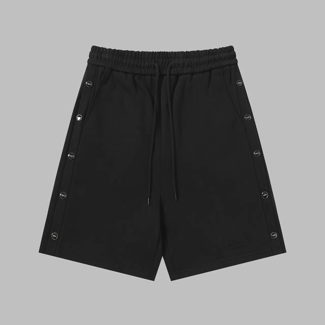 上新 高品质25304# Goodbrand 排扣短裤 采用高织高密牛肚面料，380克纯棉毛圈材质，经典 Logo排扣 不经意间提升了整体的精致感，宽松的裤型更