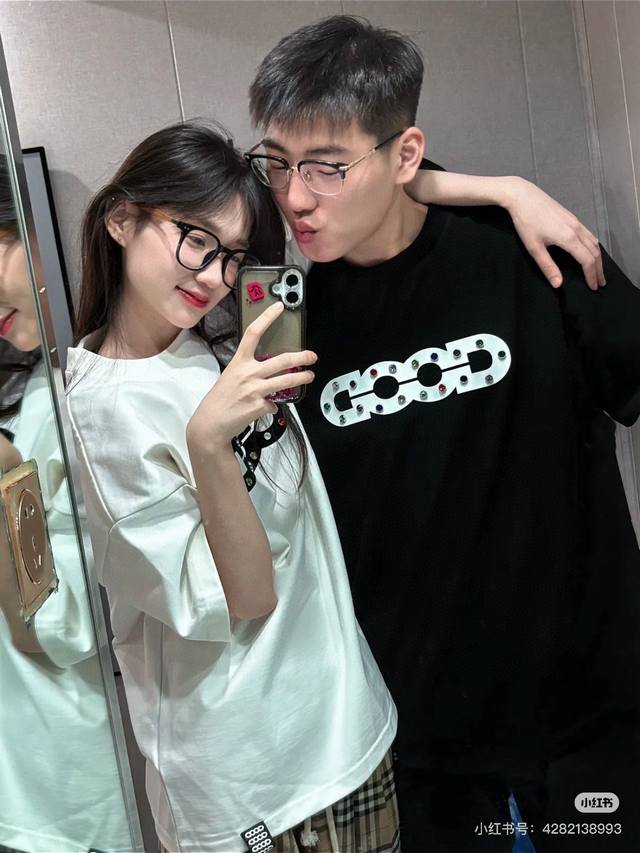 高品质 品名：Goodbrand 25Ss新款 彩钻字母Logo 镂空硅胶印花 宽松男女同款圆领纯棉短袖T恤 版型；宽松版 面料：330G全棉精梳棉 颜色： 白