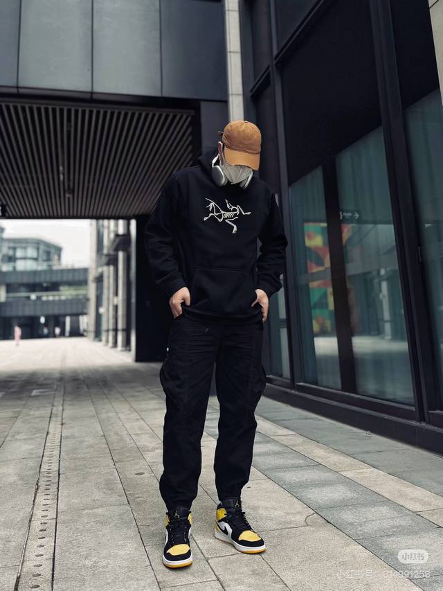 品名：Celine赛琳23Ss 新款侧边拼接拉条印花字母休闲宽松抽绳裤 版型：宽松 颜色；黑色 尺码：M -L-Xl M 裤长99腰围74臀围104 L 裤长1