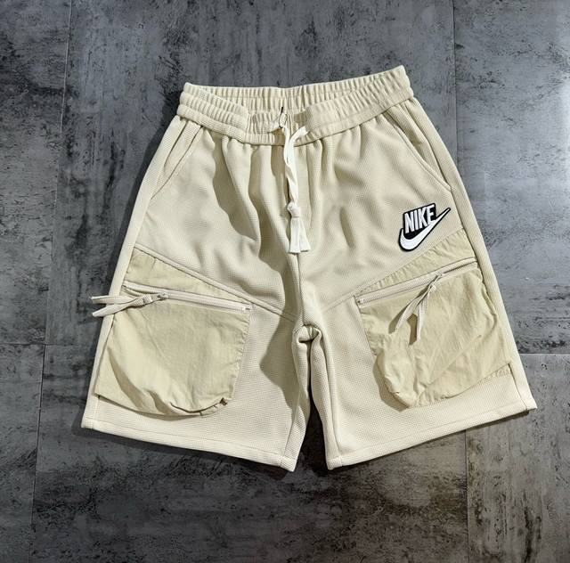 Nike华夫格复古款 复古休闲情侣短裤 面料采用华夫格面料 舒适 版型立体 上身效果好 原版一比一开模定制 原版复刻 版型立体 侧开衩 工艺复杂 万针刺绣Log