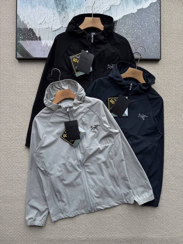 Arc'teryx始祖鸟夏季新品刺绣户外连帽皮肤衣防晒衣！ 日常刚需必备款式.舒适透气多功能！ 面料防晒速干 ，透气性贼啦啦的好冰感极强，专业轻量防晒皮肤衣，极