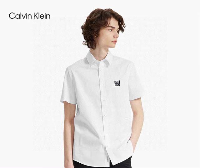 Calvin Klein Ck基础纯色刺绣短袖衬衫 每年都出的经典款 超级无敌百搭 面料是 支全棉精梳高密度面料，弹力十足 高支代表棉纱的细度，棉纱的英支支数越