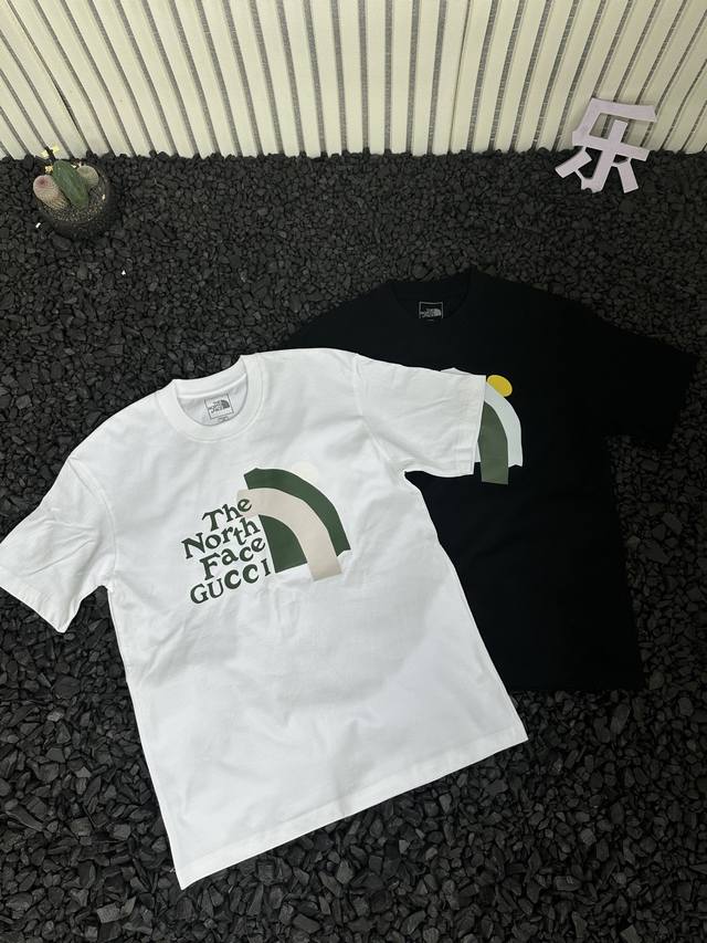 北面 The North Face 古驰联名 25Ss夏季胸前绿色字母印花短袖T恤 情侣款 小红书热门爆款，明星网红同款穿搭，男女日常通勤穿搭必备单品！ 高品质