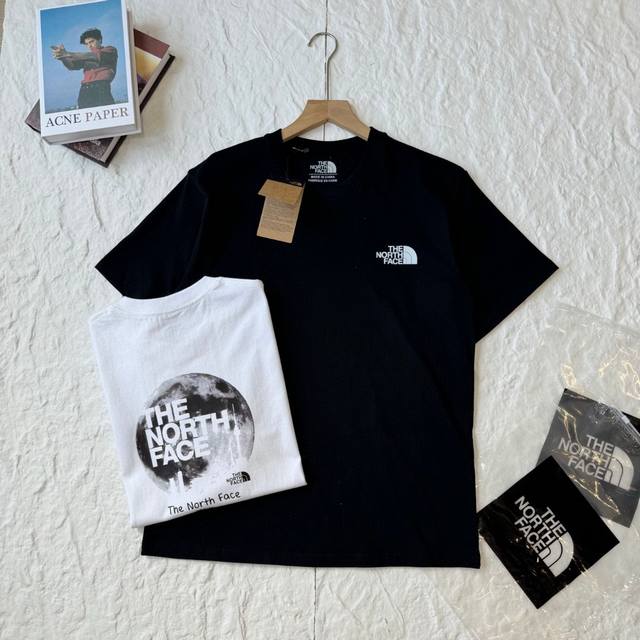 The North Face 北面 25Ss Tnf城市户外系列印花情侣短袖T恤 前幅的图案是北面设计款，印花采用进口胶浆工艺，经过对印刷网版进行技术处理，加了