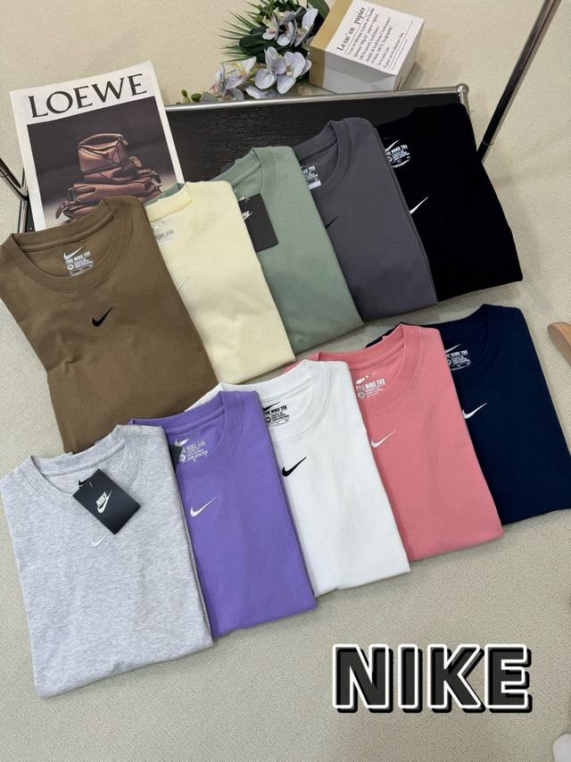 新加3个配色 共10色 Nike 耐克 Nk 25Ss 基础简约小钩子刺绣短袖圆领情侣款T恤 小红书热门爆款，明星网红同款穿搭，男女日常通勤穿搭必备单品！ 高品