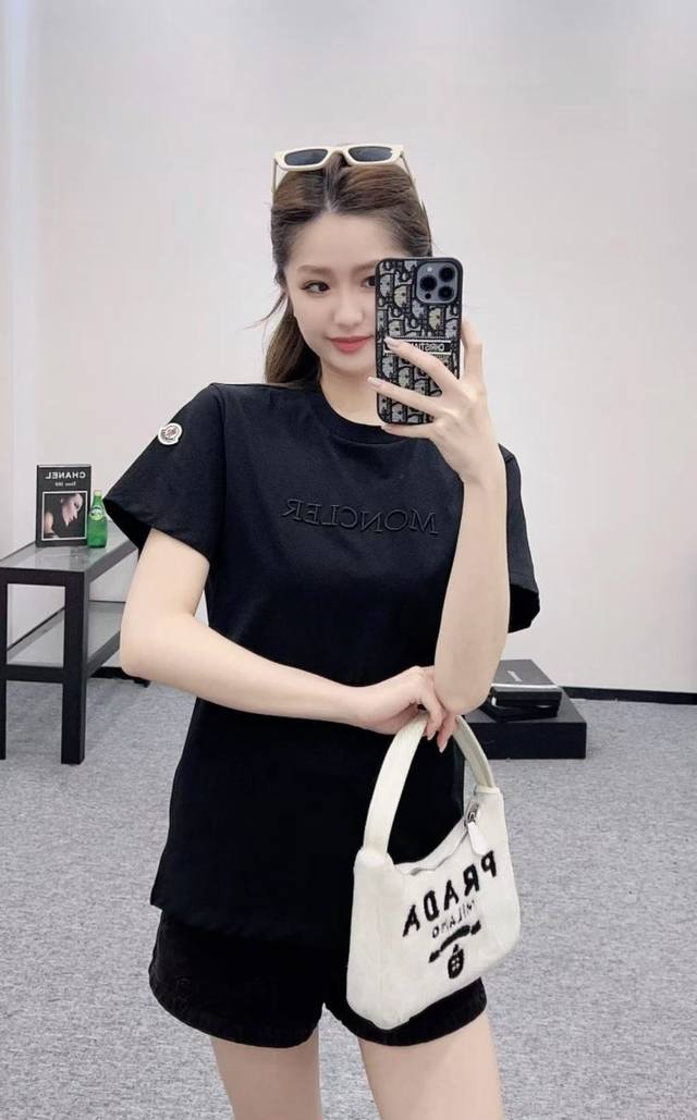 Moncler 蒙口胸口字母刺绣圆领短袖官网一致款式 面料：32支双纱260克纯棉面料 同缸同色织染螺纹 颜色一致 做前均经过高温预缩工艺 不会缩水变形 进口机