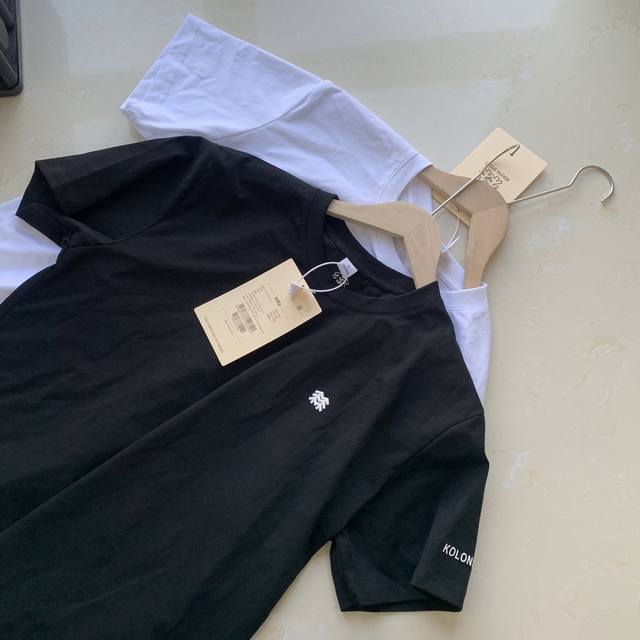 Kolon Sport可隆基础款户外圆领纯色冰感短袖 采用速干冰丝科技面料， 能快速吸收并挥发汗水，使身体保持干爽， 冰感细纱，多次洗涤后仍能触肤即凉， 加入抑