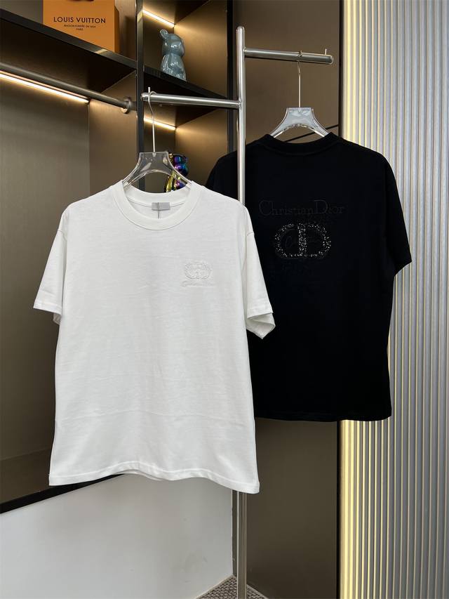Dior迪奥2025Ss新款字母珠片绣花情侣休闲短袖T恤 最高版本！定制面料290克双纱！字母珠片绣花立体工艺设计！ 辅料：开模原版过鉴定领标 %真丝洗水标。正