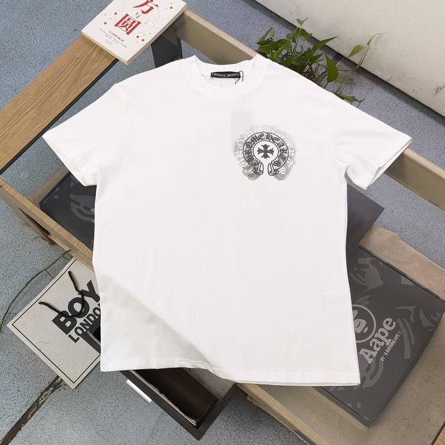 上新 款号：Qnr123 高版本 2025新款Chrome Hearts克罗心光晕马蹄十字架梵文图案Logo印花休闲情侣圆领短袖T恤，采用32支双纱精梳纯棉爽滑
