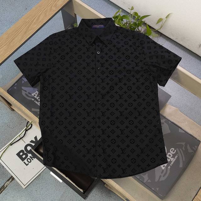 上新 款号：Jxa122 2025新款Louis Vuitton路易威登Lv整版植绒四叶草Logo提花休闲情侣短袖衬衫，采用纯棉面料，体感更舒服，定位裁剪，衬衫