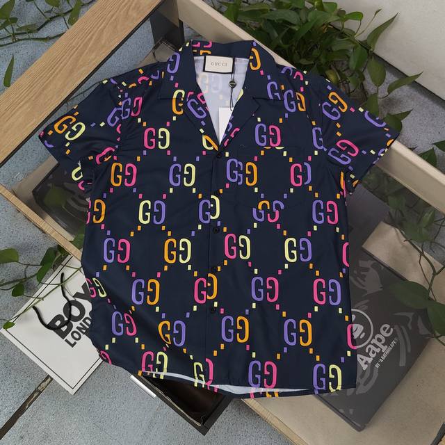 上新 款号：Jxa63 2025新款Gucci古驰双G字母满印满印Logo图案印花休闲情侣短袖衬衫，采用爽滑面料，体感更舒服，定位裁剪，衬衫対格，费时又废料，整