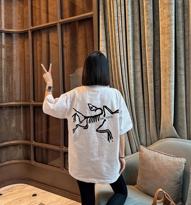上新！ 始祖鸟 Arc'teryx领口鸟三色情侣款短袖T！宽松版型！ 采用320克精梳纯棉面料！ 肩部过肩领条领口二本针加固 机洗不变形！ 180 140斤上身