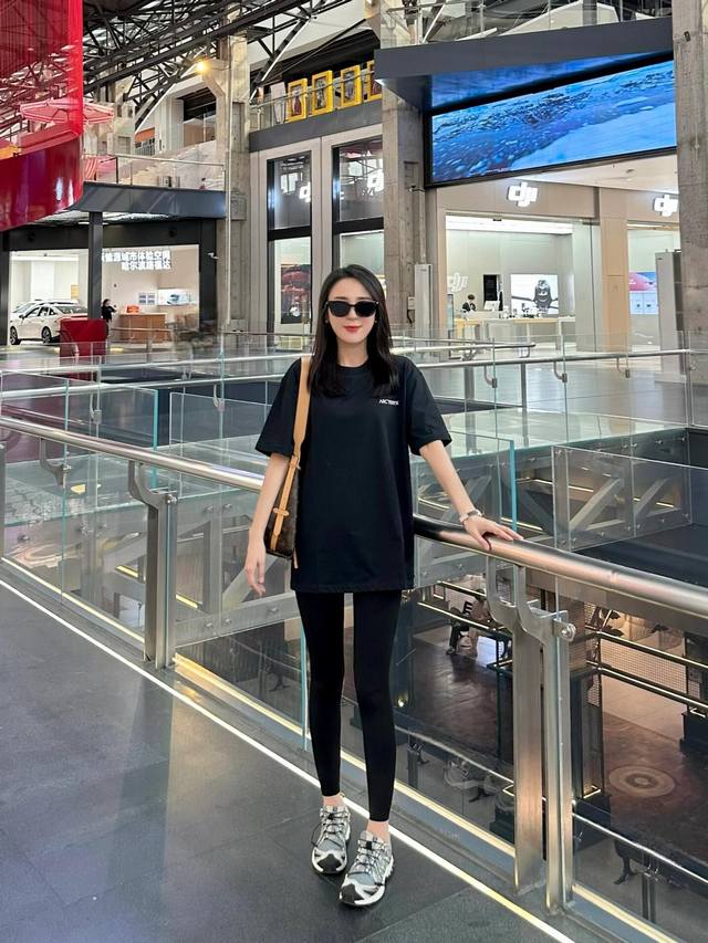 上新！ 始祖鸟 Arc'teryx后背镂空大Logo情侣款短袖T！宽松版型！ 采用320克精梳纯棉面料！ 肩部过肩领条领口二本针加固 机洗不变形！ 180 14