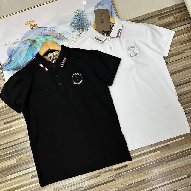上新 爆款最新款 2025新款Burberry 巴宝莉字母万针胸前刺绣三粒扣男女情侣款翻领Polo衫短袖 最新款翻领 里面细节都采用巴宝莉格子刺绣拼接 专柜同步