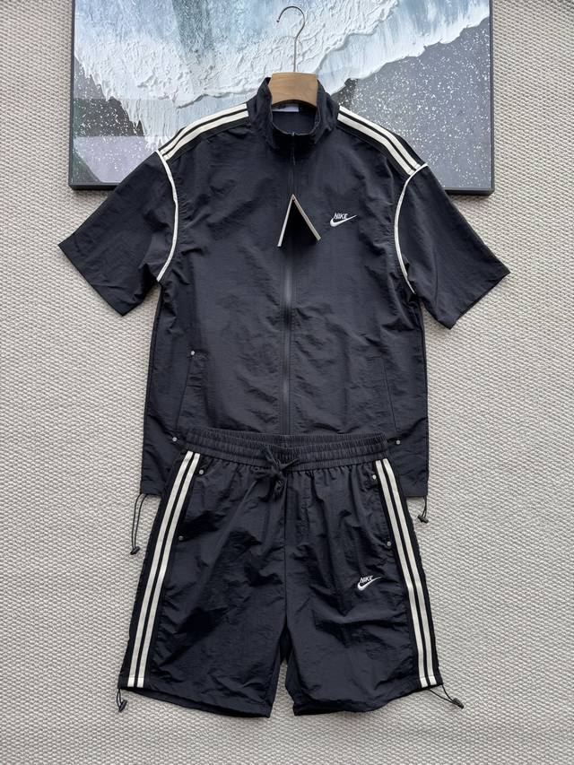 Nike 耐克25Ss夏季新款男士运动休闲速干拉链短袖短裤套装！ 超级舒适的耐克运动套装！市面上非常难得的一款高科技速干吸湿排汗面料！柔软顺滑，舒适有型！ 上身