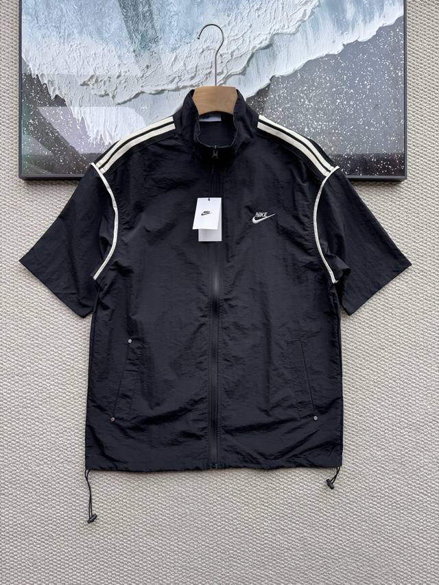 Nike 耐克25Ss夏季新款男士运动休闲速干拉链短袖短裤套装！ 超级舒适的耐克运动套装！市面上非常难得的一款高科技速干吸湿排汗面料！柔软顺滑，舒适有型！ 上身