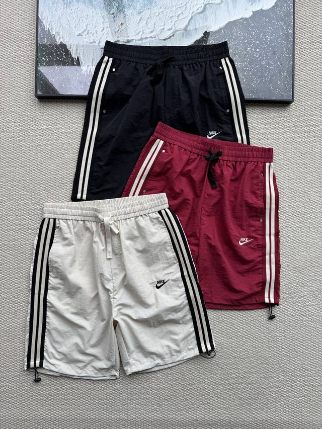 Nike 耐克25Ss夏季新款男士运动休闲速干拉链短袖短裤套装！ 超级舒适的耐克运动套装！市面上非常难得的一款高科技速干吸湿排汗面料！柔软顺滑，舒适有型！ 上身