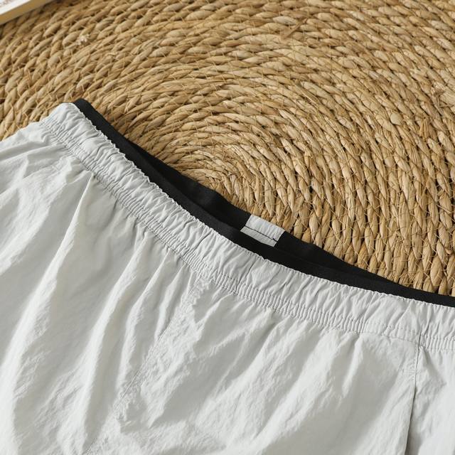 Descente 迪桑特夏季男女款户外运动梭织速干五分裤！ 面料质感做工品相都相当完美，懂货的兄弟一眼就看的出... 客供机能户外速干面料，除了提供耐磨外，穿起