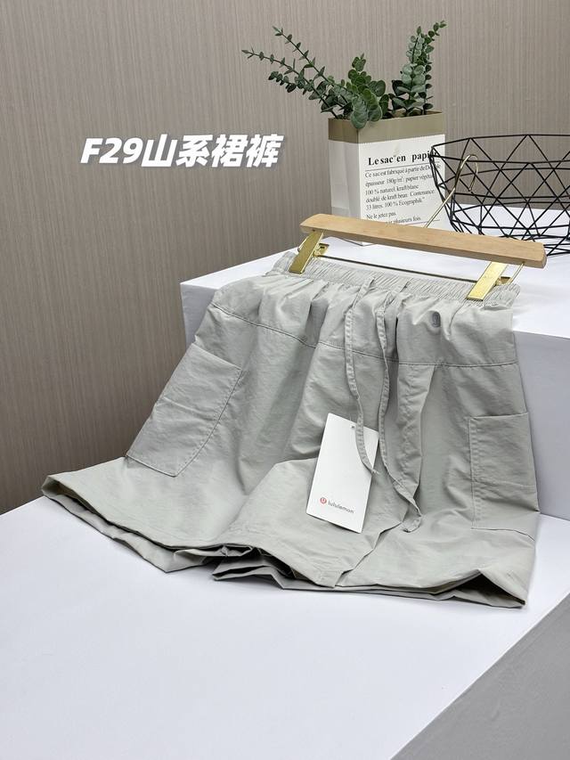 一包2件，夏日的纯欲裤裙来啦，看似裙子，实为短裤！Lulu2025新款防走光山系裙裤，高质量肌理感性感短裤。上身秒变漫画身材，梨形微胖姐妹也能穿出辣妹感，这款真
