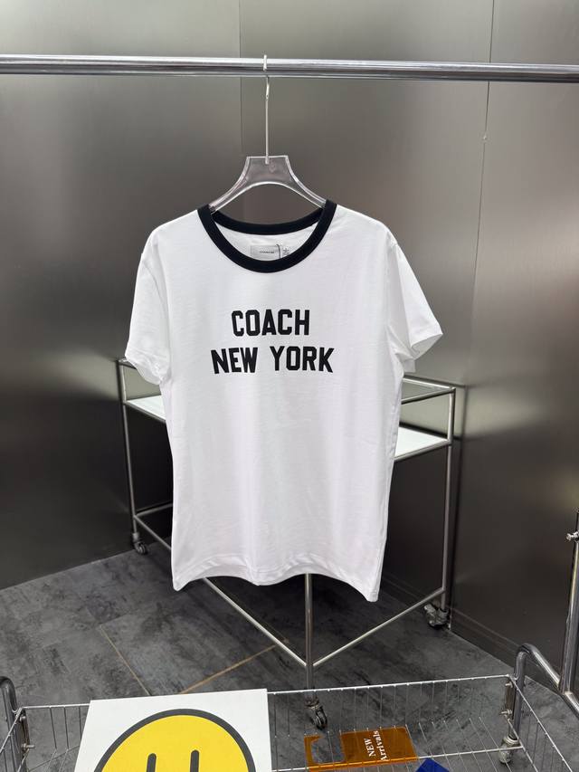专柜新款现货30Ss夏季新款 Coach 蔻驰男女同款经典字母短袖T恤，经典的黑拼白，各种年龄段都可以驾驭的一款简单经典的T恤，手感柔软舒适，水洗不变形。 采用