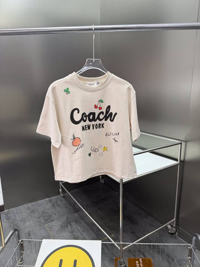 专柜新款现货Coach 插画风女款短袖T恤，超级超级好看，满满的简约清爽风，巨好搭配！ 送给心仪的她，快快行动起来~ 230克纯棉面料，穿着舒适透气吸汗排汗，布