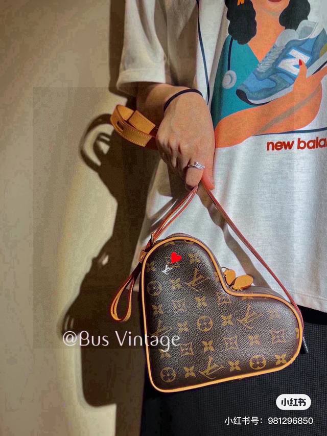 Lv Game On 爱心包 这款七夕设计图案超级丰富 经典老花搭配可爱心形 少女心爆棚 深棕色的老花很好的平衡了爱心包的可爱感 给人一种恰到好处的甜酷风格 上