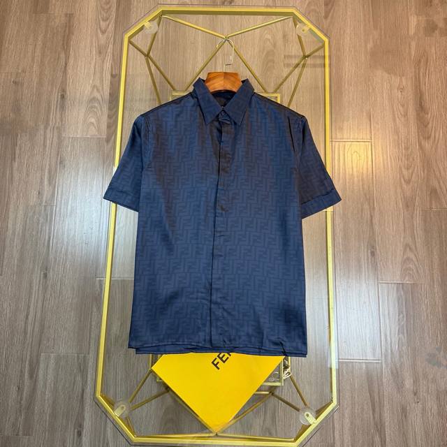 可搭配同款短裤 对标专柜★过验版本★Fendi 芬迪Ss25夏季新款全幅Ff短袖衬衫 定制莱赛尔天丝 细腻柔软 舒适贴肤 深邃蓝调 宛如深海瑰宝 高贵典雅 饰以
