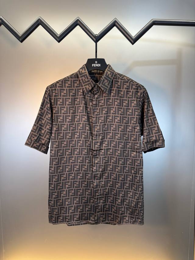 可搭配同款短裤 对标专柜★过验版本★Fendi 芬迪Ss25夏季新款全幅Ff短袖衬衫 定制莱赛尔天丝 细腻柔软 舒适贴肤 棕韵天成 奢雅无界 饰以Ff字母点缀全