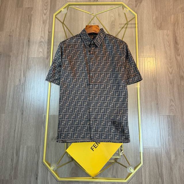 可搭配同款短裤 对标专柜★过验版本★Fendi 芬迪Ss25夏季新款全幅Ff短袖衬衫 定制莱赛尔天丝 细腻柔软 舒适贴肤 棕韵天成 奢雅无界 饰以Ff字母点缀全