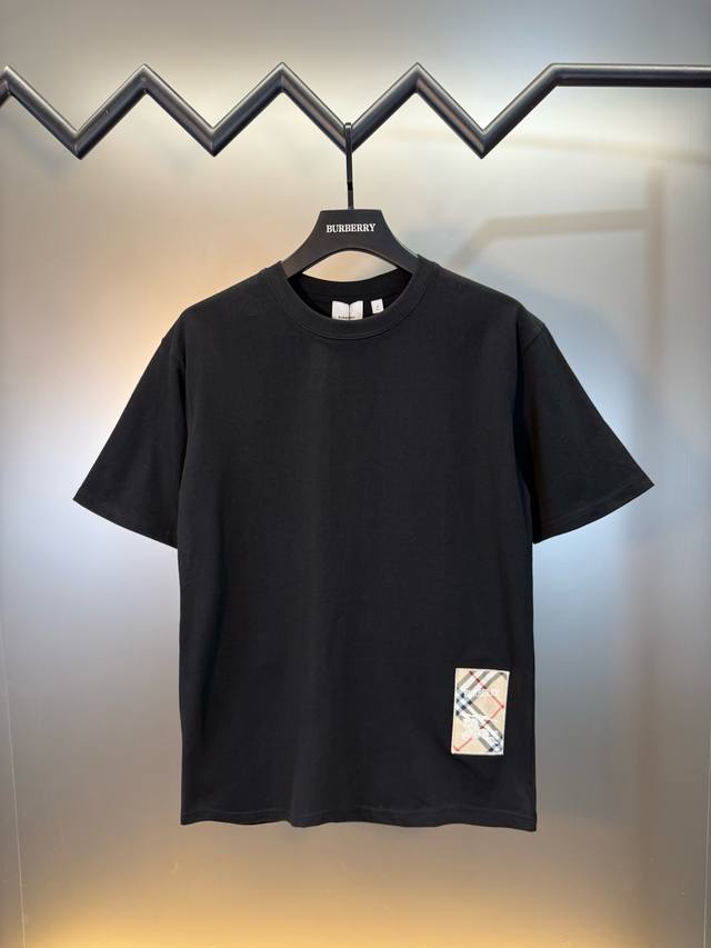 顶级代购版本★Burberry巴宝莉Ss25春夏新款标签刺绣标识字母短袖T恤 品牌新元素下摆贴饰字母立体刺绣设计～面料上身舒适透气，不僵硬，时尚简约宽松版型 采