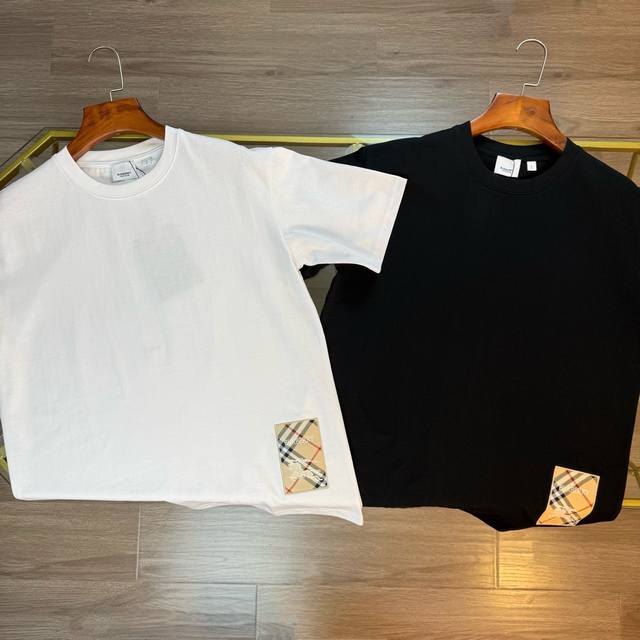 顶级代购版本★Burberry巴宝莉Ss25春夏新款标签刺绣标识字母短袖T恤 品牌新元素下摆贴饰字母立体刺绣设计～面料上身舒适透气，不僵硬，时尚简约宽松版型 采