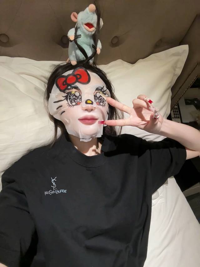 圣罗兰Ysl限定刺绣高级黑短袖T恤 黑色穿上太有安全感了 胸前的Logo也很点晴！！ 上身纯欲又随意 哇塞一不小心斩男又斩女 All Black超显白质感拉满超