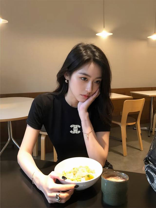 Chanel香奈儿珍珠烫钻刺绣Logo双色短款T恤 最近中了香奶奶的毒随便穿都好看！！ 好想过夏天超显身材的正肩短袖谁懂！ 重工闪钻刺绣Logo 高级精致感满满