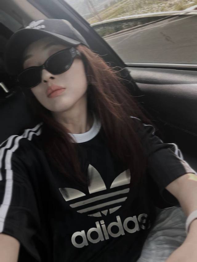 黑色真的不要太高级 ：冷白皮滤镜拉满～