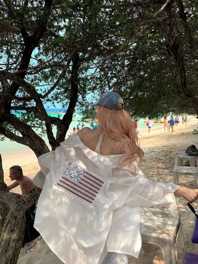 Chrome Hearts新款国旗烫钻限定款防晒衬衫外套 别问问就是被追着夸的夏日氛围感穿搭！ 夏日防晒一定要有的单品温柔有气质 国旗图案真的好看啊这个色调也恰