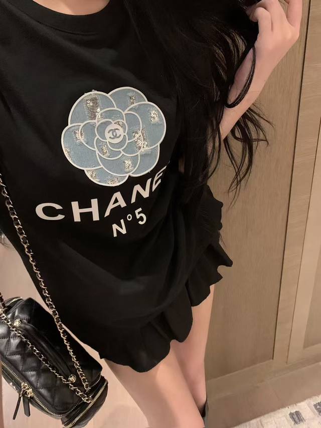 Chanel香奈儿限定5号山茶花牛仔烫钻短袖 会发光的黑T今天做个Blingbling的女孩子 一整个爆闪 真的很有在逃公主的感觉～ 黑色无敌显瘦 高级感也直接