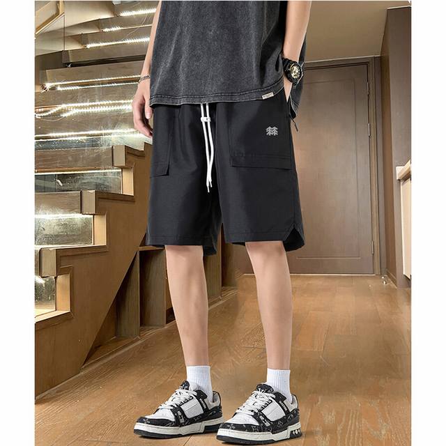 可隆机能休闲短裤，这么舒服的裤子今天就让我来为各位实现奢侈梦日本定制特殊肌理面料垂皱感十足摸起来有一种，冰冰凉的空调感飘逸，又滑、又软、又顺 ，完美设计，高端面