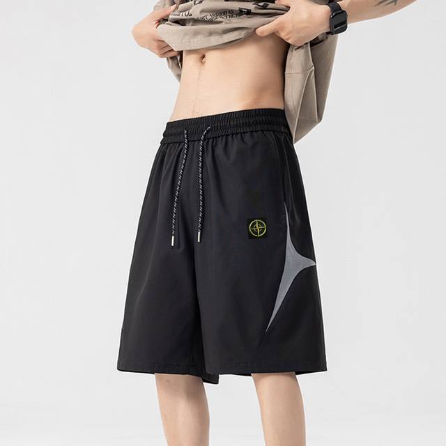 Stone Island 石头岛短裤夏季限定户外工装防水冲锋短裤五分沙滩裤，男女同款，小红书 Ins 抖音爆款，超人气单品，经典Logo，版型好看，上身有型，修