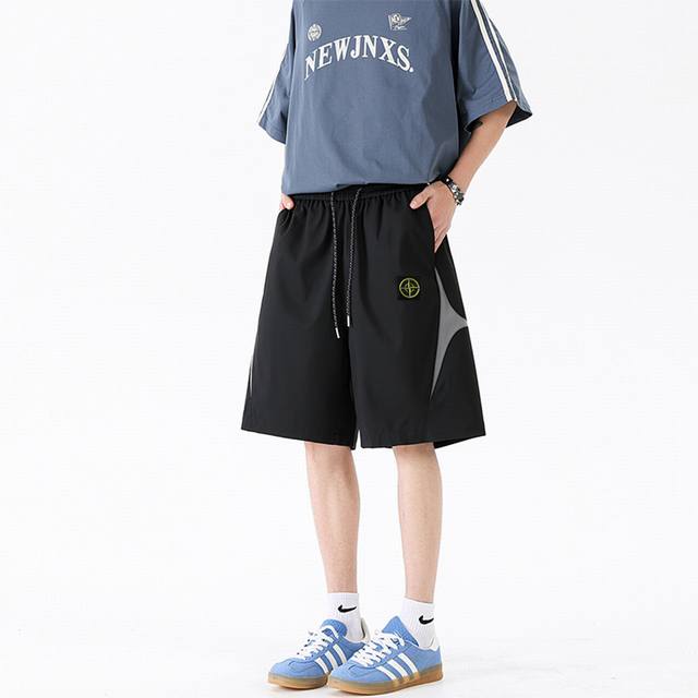 Stone Island 石头岛短裤夏季限定户外工装防水冲锋短裤五分沙滩裤，男女同款，小红书 Ins 抖音爆款，超人气单品，经典Logo，版型好看，上身有型，修